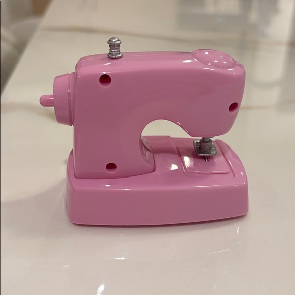 Hello Kitty Pink Mini Sewing Machine Toy - Picture 4 of 7